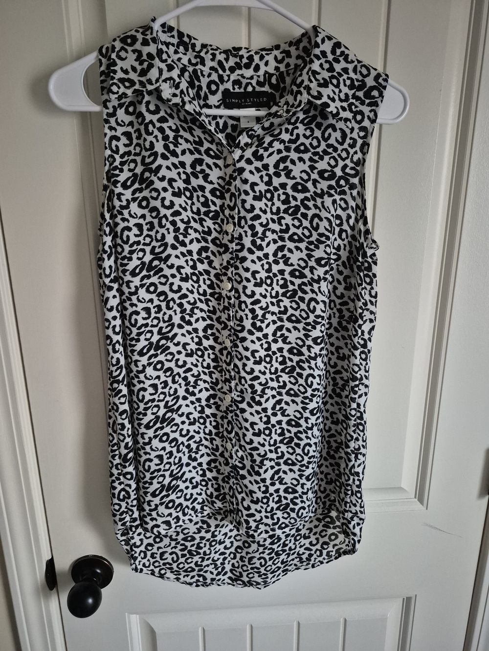 Simply Styled Black and White Leopard Print Sleeveless Collared Top